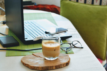 kawa na biurku przy laptopie