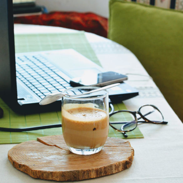 kawa na biurku przy laptopie